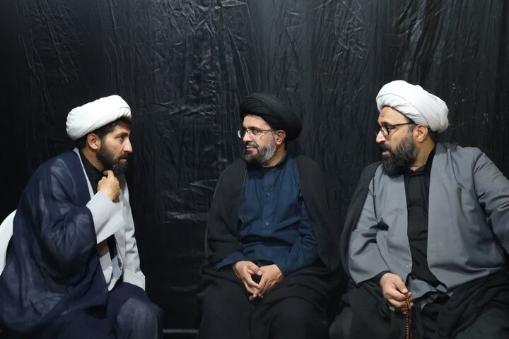 تصاویر/ تداوم فعالیت موکب فرهنگی، تبیینی حوزه علمیه امام خمینی (ره) ارومیه در تجمعات مردمی