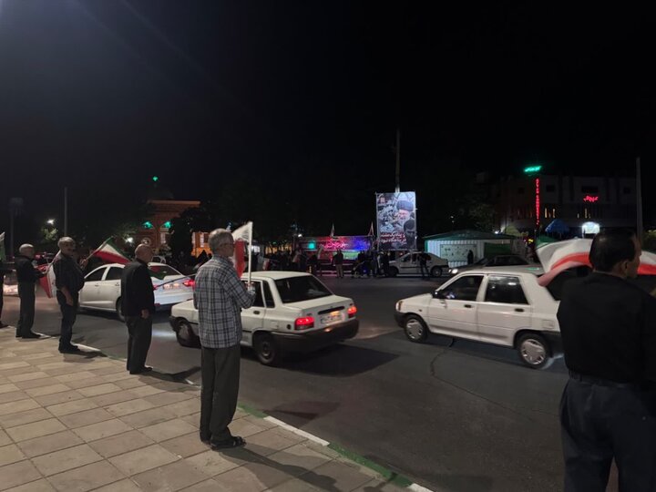 تصاویر/مراسم عزاداری شب سوم محرم همراه با پرچم گردانی در مسجد امام خمینی اراک