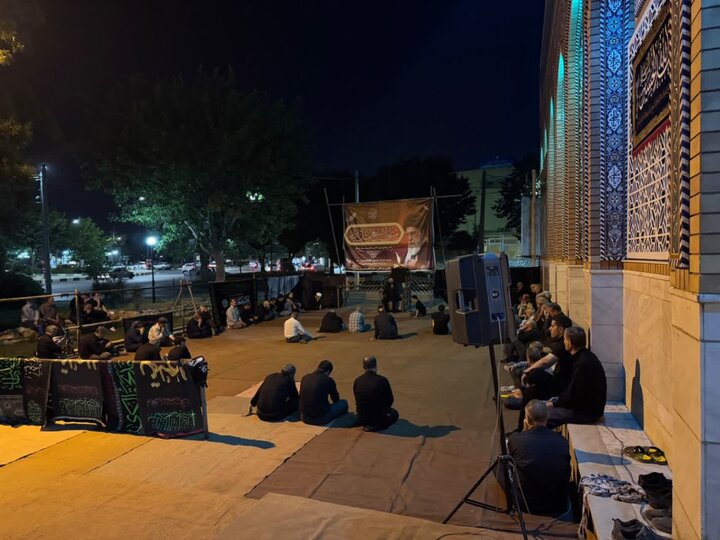 تصاویر/مراسم عزاداری شب سوم محرم همراه با پرچم گردانی در مسجد امام خمینی اراک