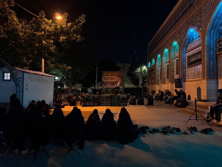 تصاویر/مراسم عزاداری شب سوم محرم همراه با پرچم گردانی در مسجد امام خمینی اراک