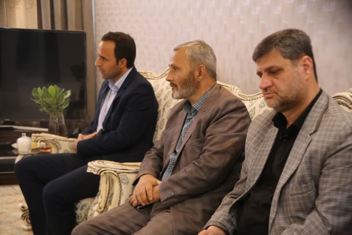 تصاویر/دیدار مسئولان دانشگاه علوم پزشکی اراک با خانواده شهیده «لیلا محمدی»