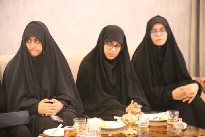 تصاویر/دیدار مسئولان دانشگاه علوم پزشکی اراک با خانواده شهیده «لیلا محمدی»