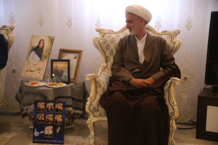 تصاویر/دیدار مسئولان دانشگاه علوم پزشکی اراک با خانواده شهیده «لیلا محمدی»