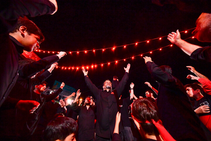 Lutto per la terza notte di Muharram della comunità di Nirugah a Qom durante il raduno notturno