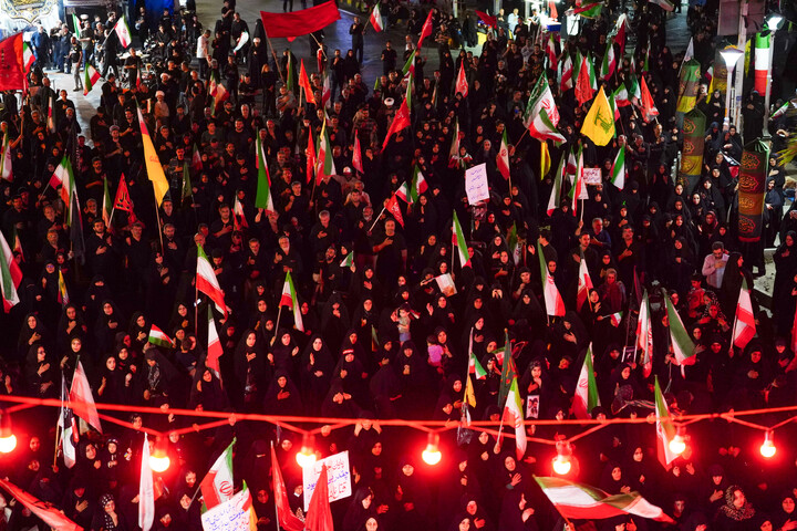 Lutto per la terza notte di Muharram della comunità di Nirugah a Qom durante il raduno notturno