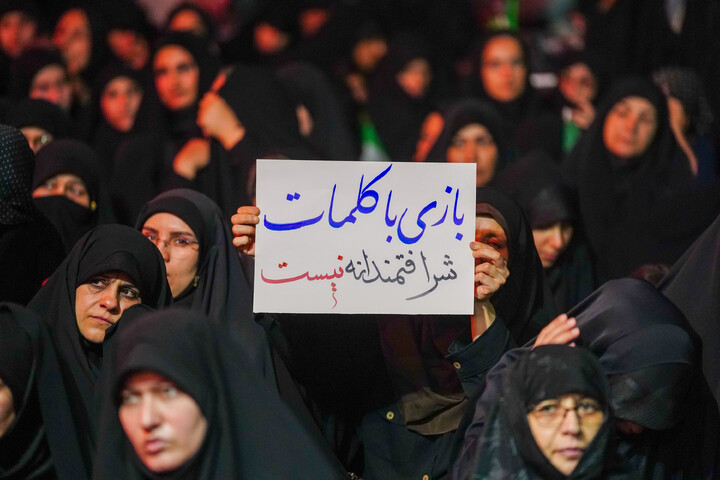Lutto per la terza notte di Muharram della comunità di Nirugah a Qom durante il raduno notturno