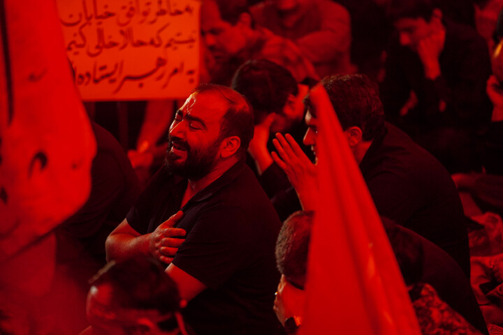 Lutto per la terza notte di Muharram della comunità di Nirugah a Qom durante il raduno notturno