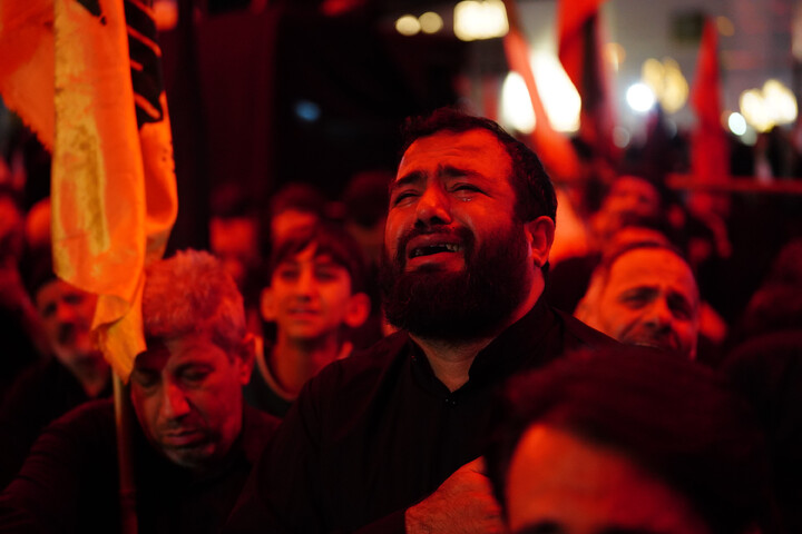 Lutto per la terza notte di Muharram della comunità di Nirugah a Qom durante il raduno notturno