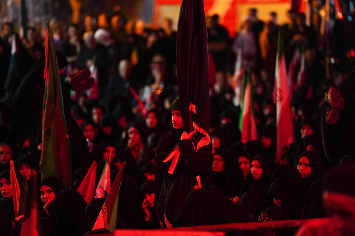 Lutto per la terza notte di Muharram della comunità di Nirugah a Qom durante il raduno notturno