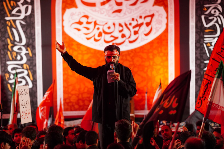 Lutto per la terza notte di Muharram della comunità di Nirugah a Qom durante il raduno notturno