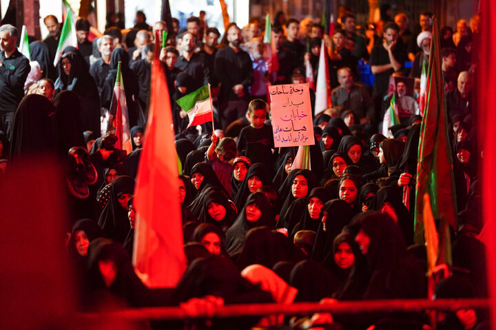 Lutto per la terza notte di Muharram della comunità di Nirugah a Qom durante il raduno notturno