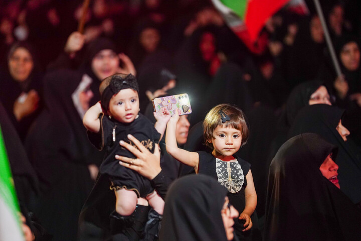 Lutto per la terza notte di Muharram della comunità di Nirugah a Qom durante il raduno notturno