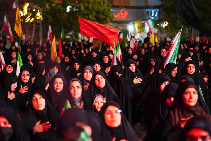 Lutto per la terza notte di Muharram della comunità di Nirugah a Qom durante il raduno notturno