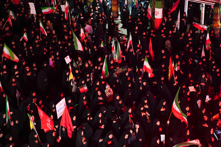 Lutto per la terza notte di Muharram della comunità di Nirugah a Qom durante il raduno notturno
