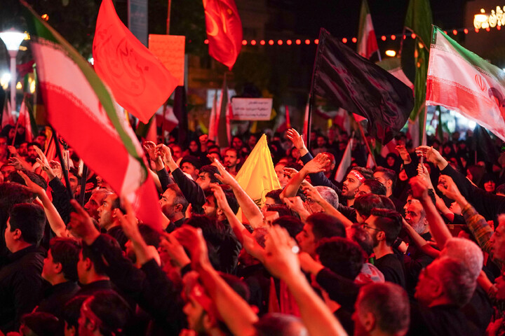 Lutto per la terza notte di Muharram della comunità di Nirugah a Qom durante il raduno notturno
