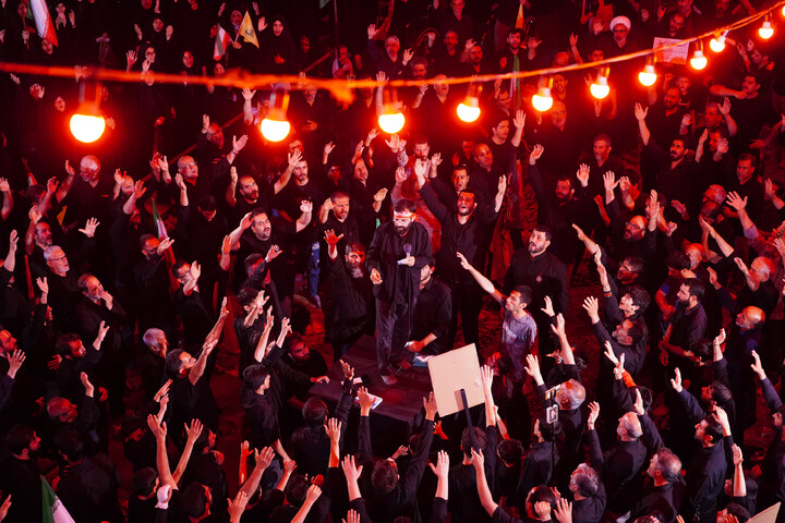 Lutto per la terza notte di Muharram della comunità di Nirugah a Qom durante il raduno notturno