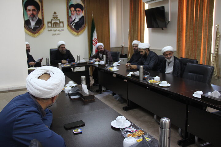 تصاویر / نشست مدیر حوزه علمیه استان قزوین با مدیران ومعاونین مدارس علمیه قزوین