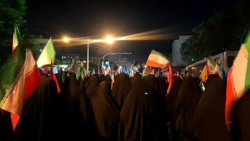 تصاویر/ یکصد و دهمین شب حماسه آفرینی نمازگزاران مسجد المهدی (ع) در دفاع از انقلاب و وطن