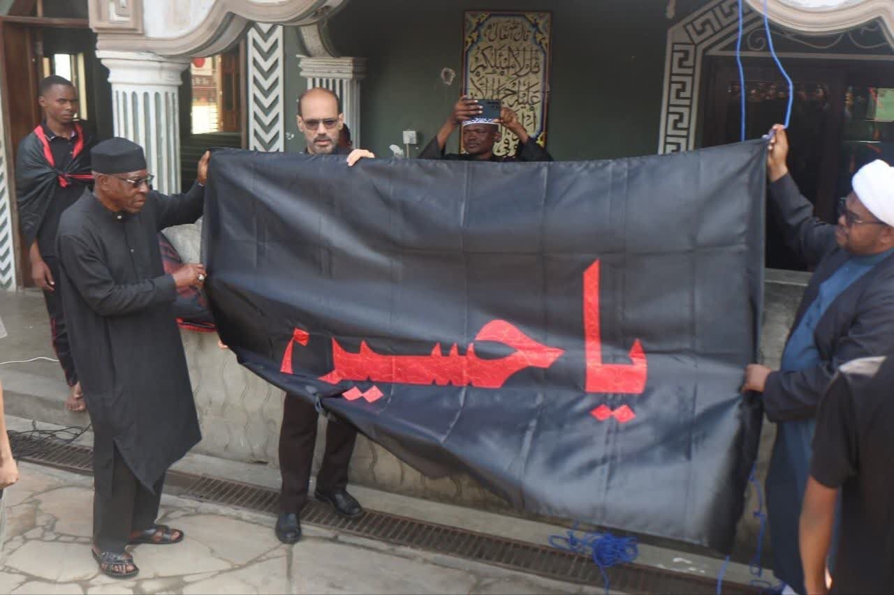 برافراشته شدن پرچم امام حسین (ع) در دارالسلام تانزانیا؛ آغاز مجالس محرم ۱۴۴۸ هجری