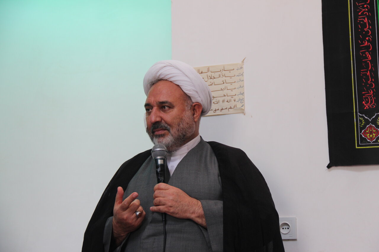 انس با قرآن واقامه نماز از ابعاد قیام حماسه حسینی است