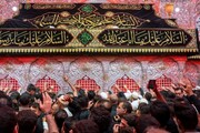 تصاویر/ ماہِ محرم کی پہلی شبِ جمعہ؛ بارگاہِ حسینیؑ میں زائرین کی عقیدت بھری حاضری