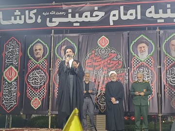 برگزاری مراسم عزاداری محرم و تجمع شبانه مردم کاشان در میدان امام خامنه ای