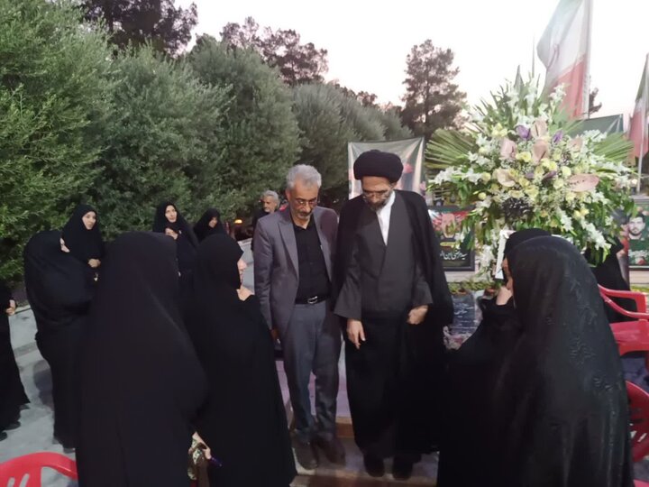 تصاویر/ دیدار نماینده ولی فقیه در کاشان با جمعی  ازخانواده شهدا وتجدیدمیثاق با آرمان آنها