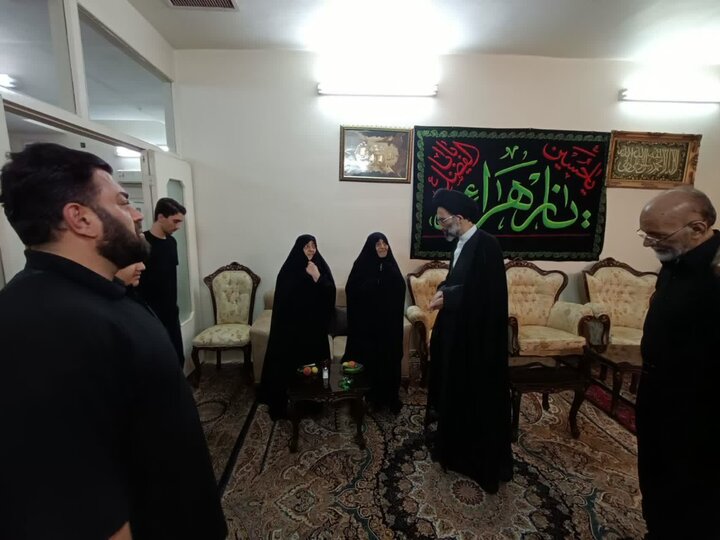 تصاویر/ دیدار نماینده ولی فقیه در کاشان با جمعی  ازخانواده شهدا وتجدیدمیثاق با آرمان آنها