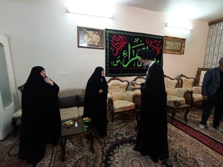 تصاویر/ دیدار نماینده ولی فقیه در کاشان با جمعی  ازخانواده شهدا وتجدیدمیثاق با آرمان آنها