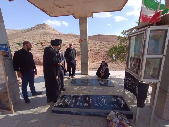 تصاویر/ دیدار نماینده ولی فقیه در کاشان با جمعی  ازخانواده شهدا وتجدیدمیثاق با آرمان آنها