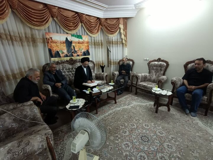 تصاویر/ دیدار نماینده ولی فقیه در کاشان با جمعی  ازخانواده شهدا وتجدیدمیثاق با آرمان آنها
