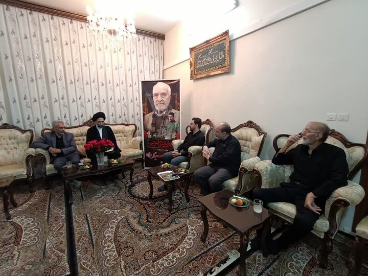 تصاویر/ دیدار نماینده ولی فقیه در کاشان با جمعی  ازخانواده شهدا وتجدیدمیثاق با آرمان آنها