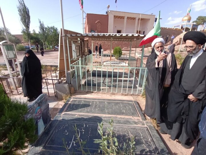 تصاویر/ دیدار نماینده ولی فقیه در کاشان با جمعی  ازخانواده شهدا وتجدیدمیثاق با آرمان آنها