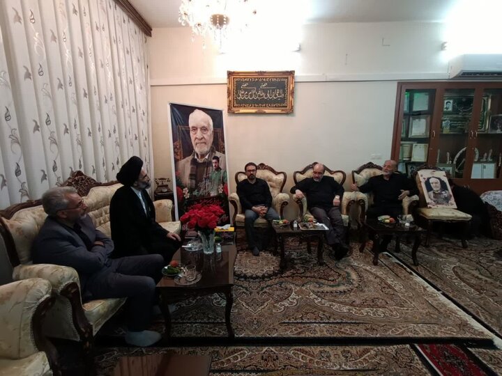 تصاویر/ دیدار نماینده ولی فقیه در کاشان با جمعی  ازخانواده شهدا وتجدیدمیثاق با آرمان آنها