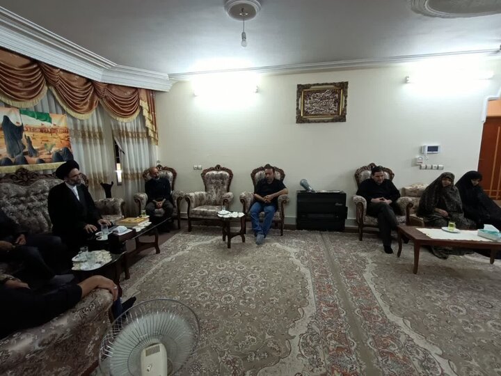 تصاویر/ دیدار نماینده ولی فقیه در کاشان با جمعی  ازخانواده شهدا وتجدیدمیثاق با آرمان آنها