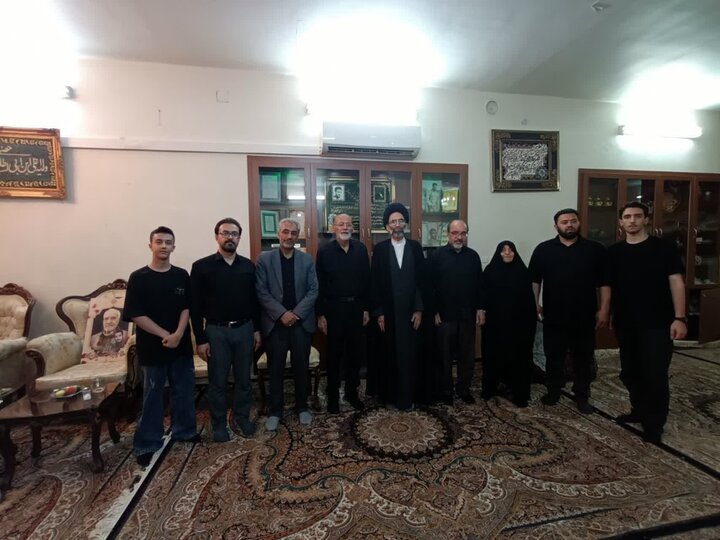 تصاویر/ دیدار نماینده ولی فقیه در کاشان با جمعی  ازخانواده شهدا وتجدیدمیثاق با آرمان آنها