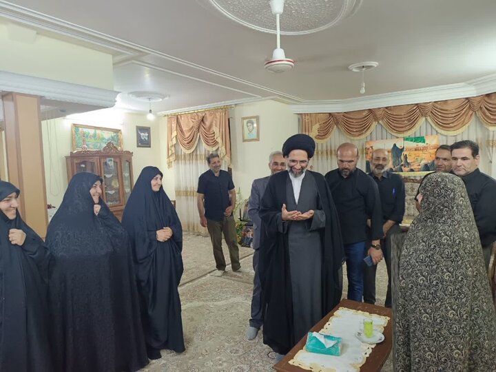 تصاویر/ دیدار نماینده ولی فقیه در کاشان با جمعی  ازخانواده شهدا وتجدیدمیثاق با آرمان آنها