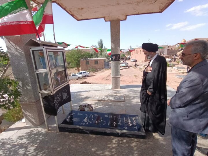تصاویر/ دیدار نماینده ولی فقیه در کاشان با جمعی  ازخانواده شهدا وتجدیدمیثاق با آرمان آنها