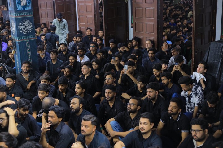 تصاویر/ مسجد و امام بارگاہ المحسن کراچی میں دوسری مجلسِ عزاء، عشقِ اہلِ بیتؑ سے سرشار عزاداروں کی بھرپور شرکت