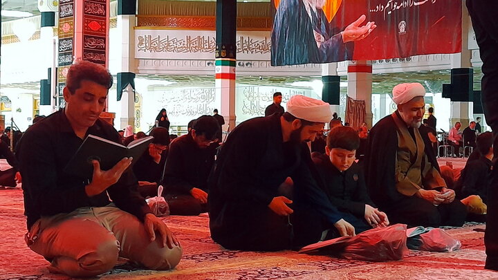 توسل زائران حرم قم به سیدالشهدا(ع) با قرائت زیارت جامعه کبیره