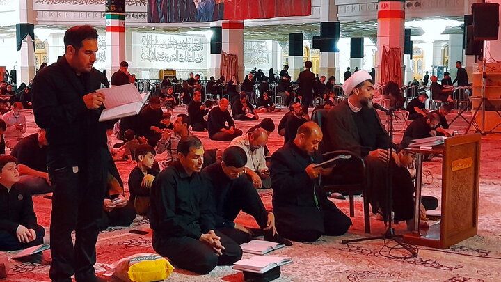 توسل زائران حرم قم به سیدالشهدا(ع) با قرائت زیارت جامعه کبیره