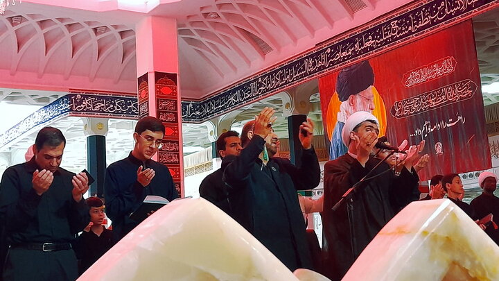 توسل زائران حرم قم به سیدالشهدا(ع) با قرائت زیارت جامعه کبیره
