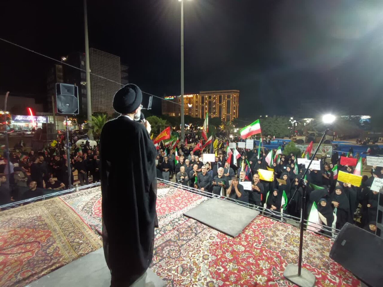 برگزاری مراسم عزاداری محرم و تجمع شبانه مردم کاشان در میدان امام خامنه ای