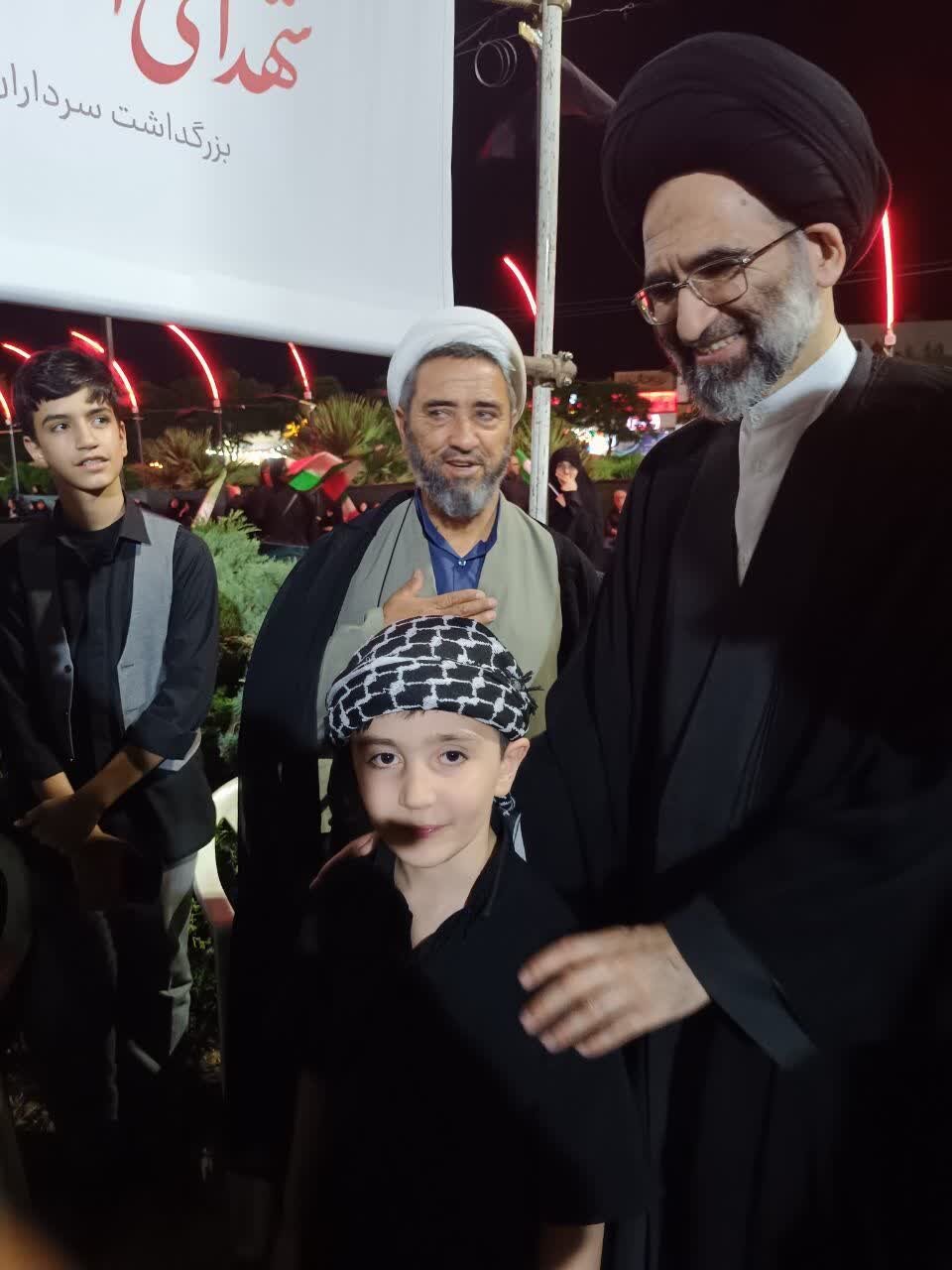 مراسم عزاداری شب چهارم محرم و صد و دهمین تجمع شبانه مردم کاشان در میدان امام خامنه ای (ره) برگزار شد