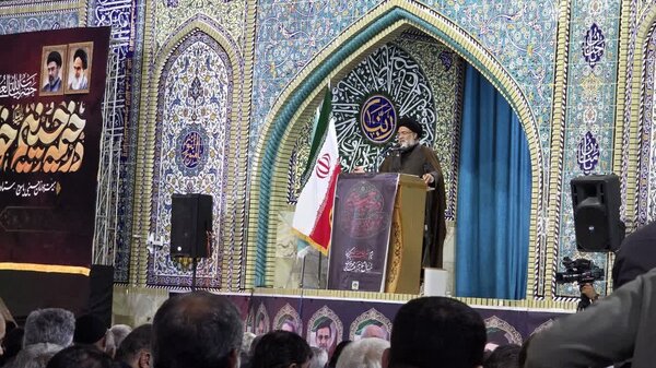 ملت ایران با تکیه بر ایمان و وحدت، در برابر فشارهای دشمن ایستادگی کرده است