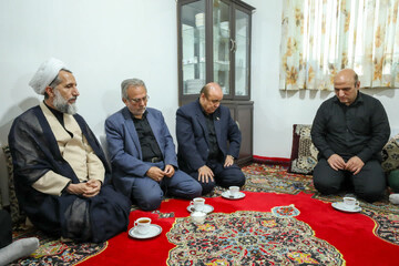تصاویر / دیدار امام جمعه قزوین با خانواده شهید جنگ تحمیلی دوم
