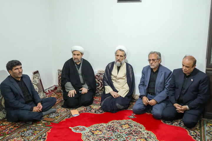 تصاویر / دیدار امام جمعه قزوین با خانواده شهید جنگ تحمیلی دوم