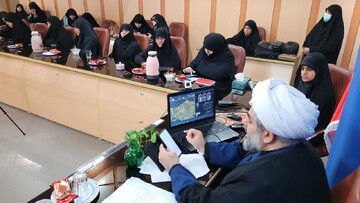 بانوان باید در جنگ روایت‌ها پیشرو باشند