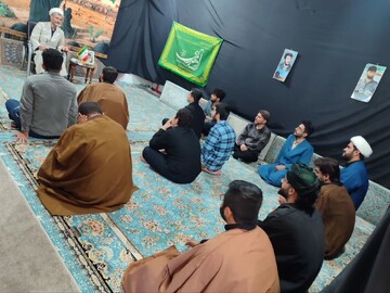 تصاویر/ برگزاری درس اخلاق در مدرسه علمیه حجت ابن الحسن دره‌شهر