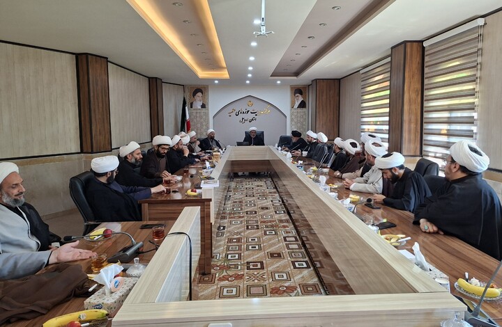 تصاویر/ جلسه تبیینی اساتید حوزه علمیه اردبیل